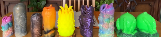 Masturbateurs fantasy Love Smiths en silicone, présentés en différentes tailles, couleurs et textures sur une table en bois.