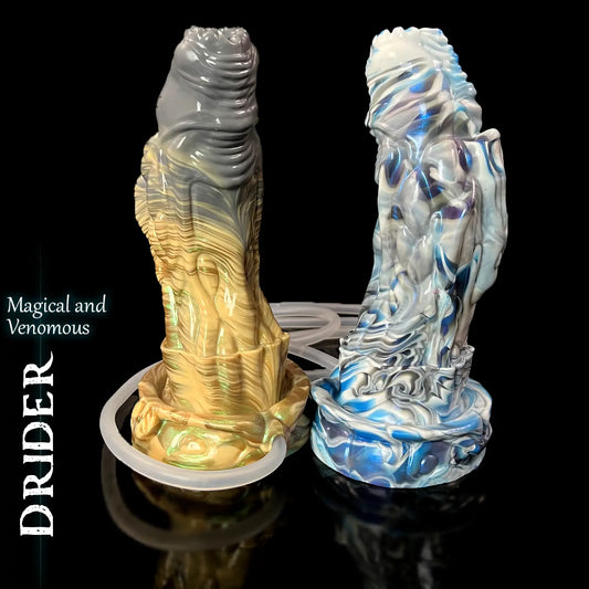 Dildo fantasy ooze Drider di Love Smiths – varianti colore oro e blu con tubo e siringa collegati.