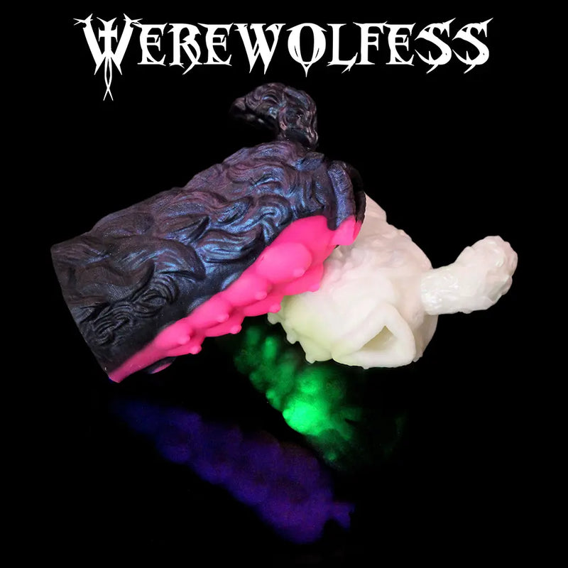 Werewolfess siliconen fantasy-masturbators in Heroic- en Legendary-kleuren, met gebeeldhouwde vacht, staart en lichteffecten.