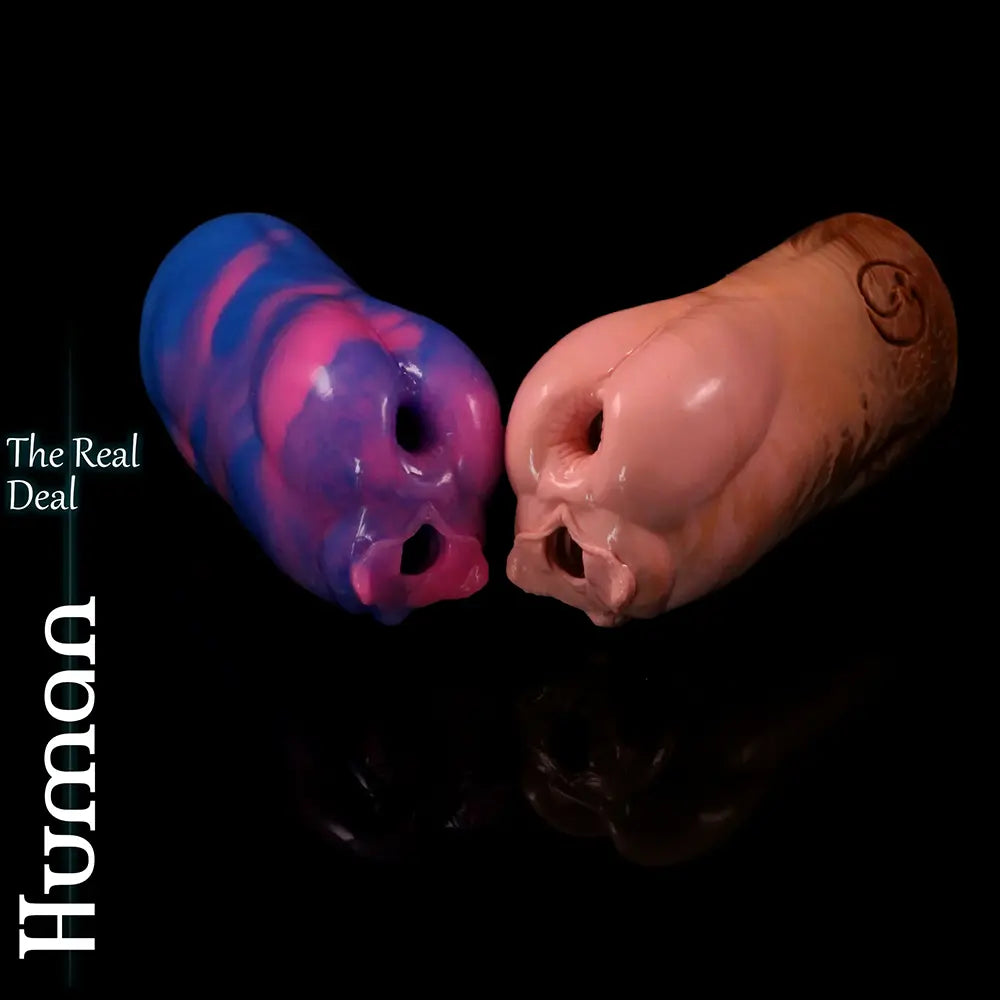 Human double-hole silikon masturbatorer i anpassad blå-rosa marmorerad och realistisk hudton färger, som visar två anatomisk openings