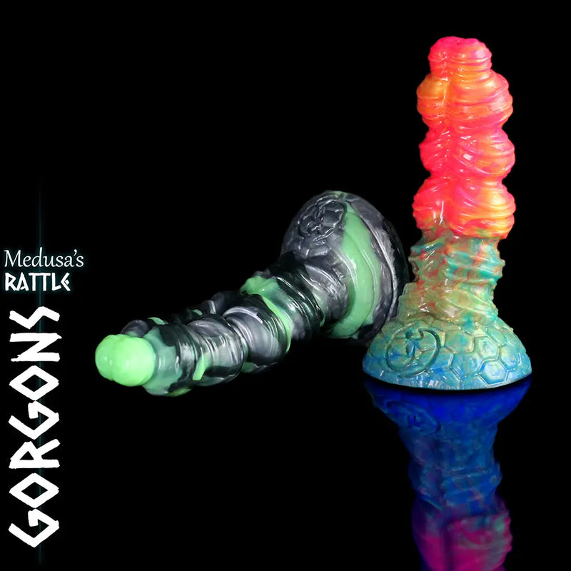 Dildo fantasy Medusa’s Rattle Gorgon, toy del piacere artigianale in silicone con asta testurizzata e base scolpita, dalla collezione adult luxury Love Smiths.