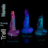 Troll-Fantasy-Silikondildo in der Heroic-Farbvariante bei Tageslicht und mit Leuchteffekt im Dunkeln.