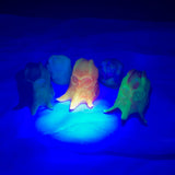 Kleine batterijgevoede blacklight-zaklamp om lichtgevende effecten in siliconen zichtbaar te maken
