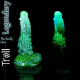 Troll-Fantasy-Silikondildo in der Legendary-Farbvariante bei Tageslicht und im Dunkeln, um das leuchtende Finish zu zeigen.