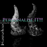 Modelli non colorati di dildo fantasy tentacolo Kanaloa con testo “Personalise It” che indica opzioni colore custom disponibili da Love Smiths.