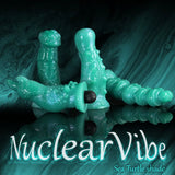 Kleurrijke siliconen vibratorhoes rond de oplaadbare NuclearVibe-vibrator
