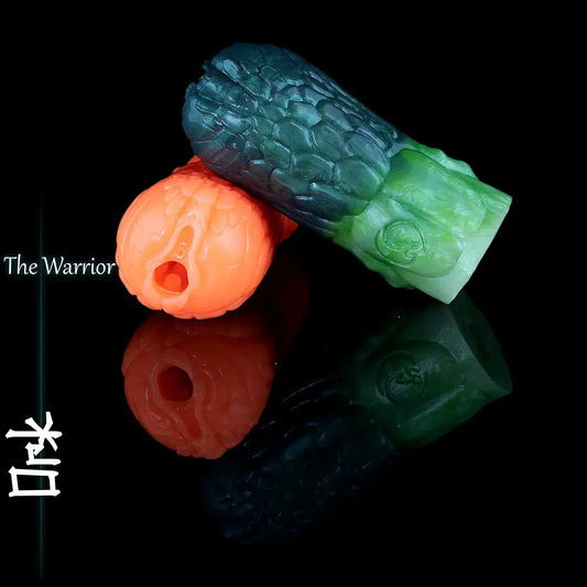 Due masturbatori fantasy Ork custom in silicone nelle colorazioni arancione e verde-blu, con ingressi testurizzati dettagliati e motivi a scaglie