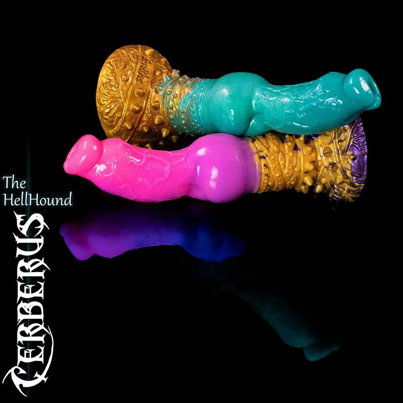 Cerberus-HellHound-Fantasy-Silikondildos in Heroic- und Legendary-Farben auf schwarzem reflektierendem Hintergrund