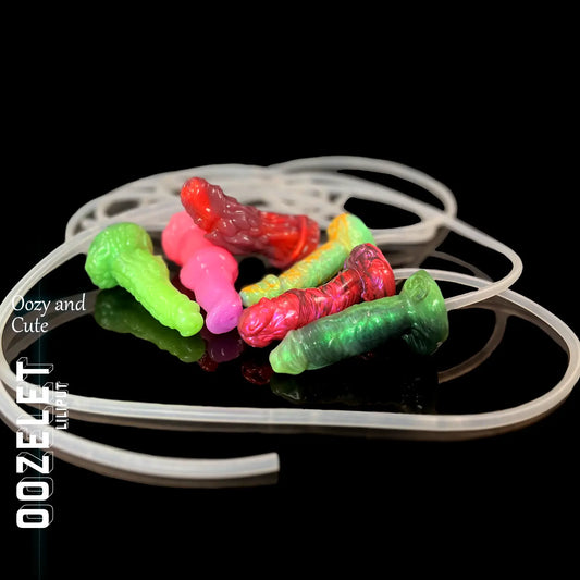 Collezione Oozelet Liliput di piccoli toy ispirati al fantasy in colori vivaci, con set di siringa e tubicino – compatta e giocosa