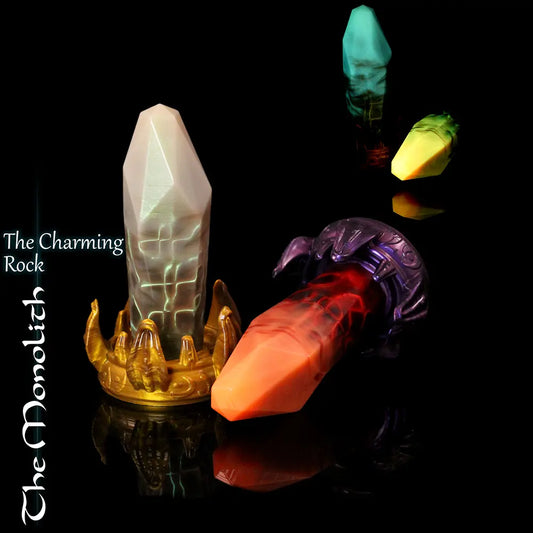 Dildo fantasy cristallo Monolith di Love Smiths, con base a corona aliena, venature luminose simili a rune e asta cristallina sfaccettata in molte varianti colore.