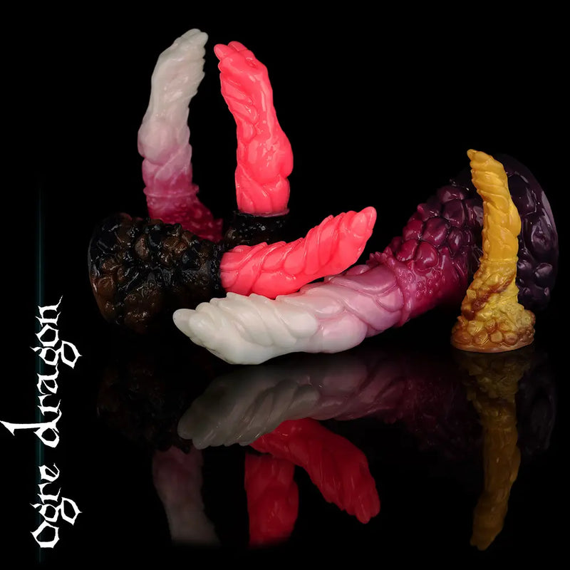 Fantasy silikon ogre drakdildo kollektion från Love Smiths som visar flera handgjord varelseinspirerad designer i anpassad färg förenar på en svart reflekterande bakgrund.