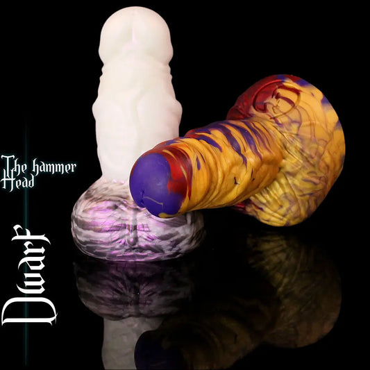 Dildo fantasy Dwarf “The Hammer Head” di Love Smiths, con asta spessa testurizzata e base scolpita a barba di nano, mostrato in diverse varianti colore.