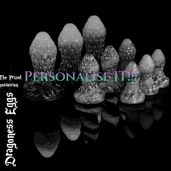 Individualisierbare Dragoness-Eggs-Fantasy-Silikon-Analplugs in Graustufen, die personalisierte Farboptionen der handgefertigten Drachenschuppen-Analplug-Kollektion zeigen.