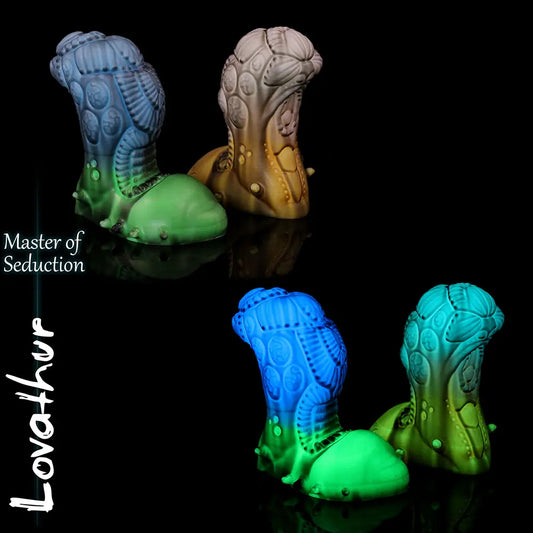 Dildo fantasy alieno Lovathur di Love Smiths mostrato in due colorazioni, con texture biomeccaniche e base scolpita, design Master of Seduction.