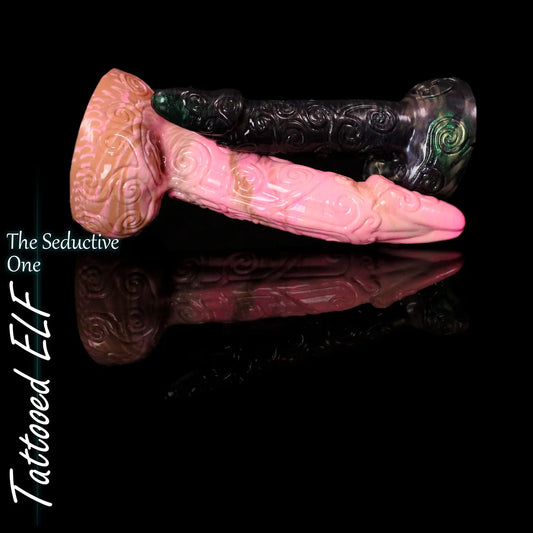 Tattooed Elf fantasydildo från Love Smiths – rosa och svart färgvarianter med snidad elven patterns.