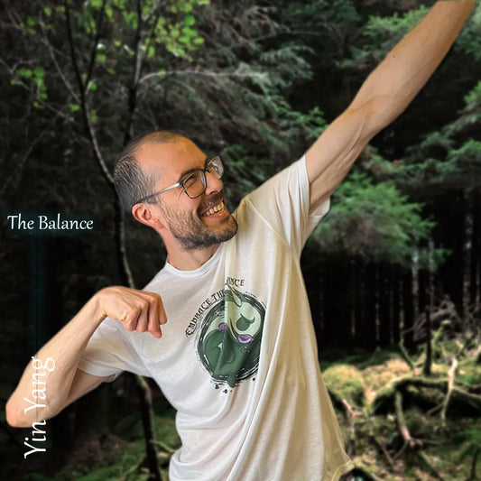 The Balance Dragon Yin Yang-T-shirt van Love Smiths