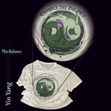 緑色のドラゴン陰陽アートをあしらったユニセックス白色ファンタジーグラフィックTシャツ