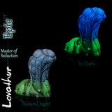Dildo fantasy Lovathur in silicone colore Epic, luminoso al buio e in confronto alla luce naturale, con texture aliena biomeccanica di Love Smiths.