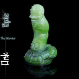 Grüner Fantasy-Ork-Silikondildo, aufrecht vor schwarzem Hintergrund, mit strukturierten Kreaturendetails und modelliertem Sockel.