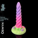 Godemiché Orwyn Unicorn Shape-Shifting Druid en coloris Epic dégradé rose pastel vers lavande, présenté debout sur fond noir avec texte de branding produit.