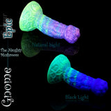 Dildo champignon fantasy Gnome en silicone, couleur Épique violette, bleue et verte, présenté en lumière naturelle et sous lumière noire