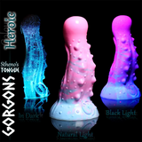 Gorgon’s Stheno’s Tongue dildo lyser blått i mörker, rosa i naturligt ljus, och lila under UV-ljus.