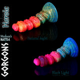 Dildo fantasy Medusa nel colore Heroic sotto luce nera, sex toy in silicone multicolore vivace con texture scolpite di Love Smiths.