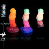 Fantasy-Ork-Silikondildo bei Tageslicht, unter Schwarzlicht und im Dunkeln, um UV-reaktive und leuchtende Effekte zu zeigen.