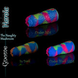 Heroic Gnome-fantasiemasturbator van fluorescerend roze, blauw en groen silicone, afgebeeld bij normaal licht, onder blacklight en in het donker
