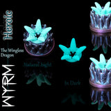 Fantasy Grinder Wyrm nel colore Heroic, grinder in silicone e mini-stroker con tentacoli luminosi blu-verdi e texture metallizzata da drago