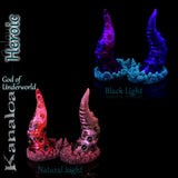 Kanaloa-fantasydildo in Heroic-kleur met rood en amberkleurig doorschijnend silicone en een gedetailleerde, op koraal geïnspireerde basis.