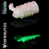 Werewolfess siliconen fantasy-masturbator in Heroic-parelmoergroen, blauw en paars, met glow-in-the-dark-details.