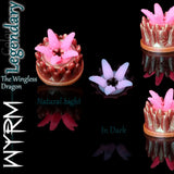 Fantasy Grinder Wyrm nel colore Legendary, grinder in silicone morbido con tentacoli rosa, texture a scaglie di drago ed effetto fosforescente
