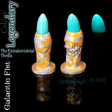 Consolador Galactic Fist de fantasía en color Legendario plateado, dorado y turquesa, con punta fosforescente.