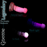 Dildo champignon fantasy Gnome en silicone, couleur Légendaire, présenté en lumière naturelle, sous lumière noire et dans l’obscurité