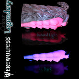 Werewolfess siliconen stroker in Legendary-donkerpaars, zwart en Cosmic Pink, getoond bij normaal licht en in het donker.