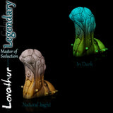 Dildo fantasy Lovathur colore Legendary, con effetto fosforescente confrontato con illuminazione naturale, toy alieno in silicone artigianale Love Smiths.