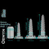 Comparaison de taille du godemiché Orwyn Unicorn Shape-Shifting Druid à côté d’une canette de soda de 355 ml, indiquant une longueur utilisable de 17 cm (6,7 in), un diamètre de base de 11 cm (4,3 in) et un diamètre de tige de 4,3 cm (1,7 in).