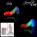 Consolador de fantasía Ork Hercúleo Volcano Pride en silicona arcoíris reactiva a los rayos UV