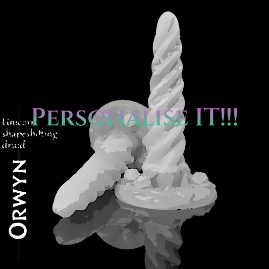 Anteprima di personalizzazione del dildo Orwyn Unicorn Shape-Shifting Druid in silicone con concept di colore custom, mostrato su sfondo nero e testo sovrapposto “Personalise It”.