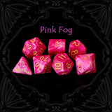 Set de dés en acrylique Pink Fog au design RPG fantasy marbré rose et blanc
