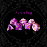 Set de dés en acrylique Purple Fog au design de brume fantasy violet royal et blanc