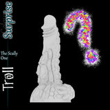Ungefärbte Darstellung des Troll-Fantasy-Silikondildos mit farbenfrohem Fragezeichen als Hinweis auf die individuelle Surprise-Farboption.