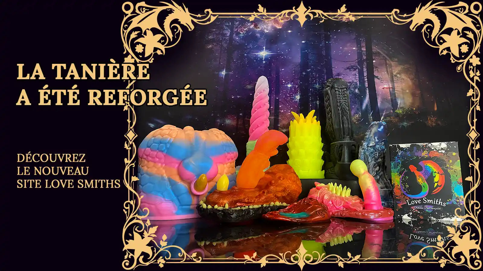Visuel de lancement du site Love Smiths présentant quatre jouets fantastiques colorés : un anneau rayé aux couleurs de l’arc-en-ciel, un serpent rose et orange, un jouet vert fluo hérissé de pointes et un jouet noir de forme phallique. L’ensemble apparaît dans une forêt enchantée sombre, encadrée d’ornements dorés. Le texte annonce : « La tanière a évolué » et « Le nouveau site Love Smiths est désormais en ligne ».
