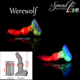 Consolador Werewolf Volcano Pride en silicona arcoíris, con nudo y ventosa
