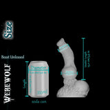 Tableau comparatif des tailles montrant une canette de soda de 355 ml à côté d’un rendu 3D du godemiché loup-garou, avec les mesures de diamètre et de longueur utilisable affichées autour du modèle.